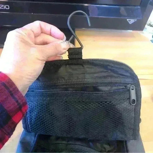 🌈 6/$60, Eddie Bauer Black/Grey Toiletry Bag, Size 10” X 8” X 2.5” - Picture 5 of 12